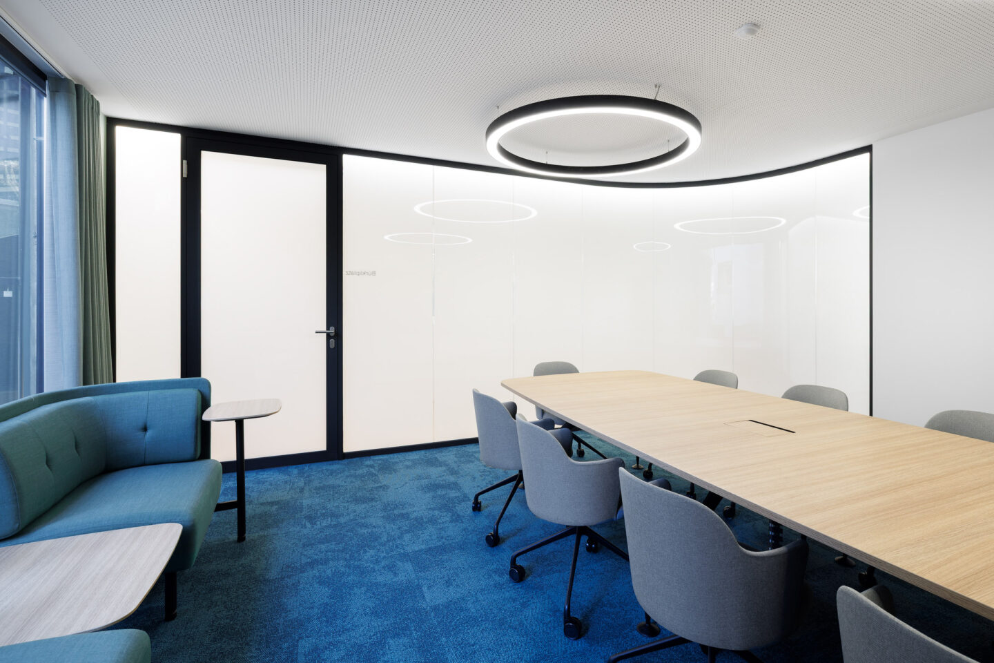 Spiegelungen auf den feco-Glaswänden und organische, aquatische Texturen in den Räumlichkeiten der Zürcher Raiffeisenbank.