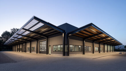 Neue Produktionshalle Holzverarbeitung von feco am Standort Karlsruhe für nachhaltigen Innenausbau und moderne Arbeitswelten. Bild