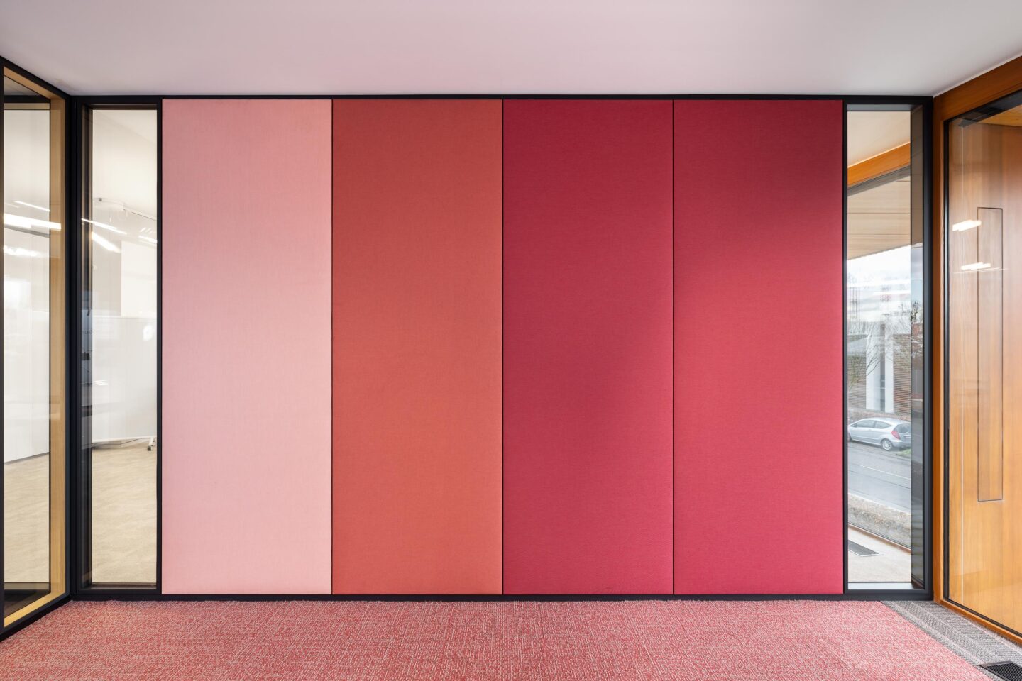 Fabric-covered fecophon acoustic wall in the feco-forum Karlsruhe to reduce reverberation times in the project spaces.