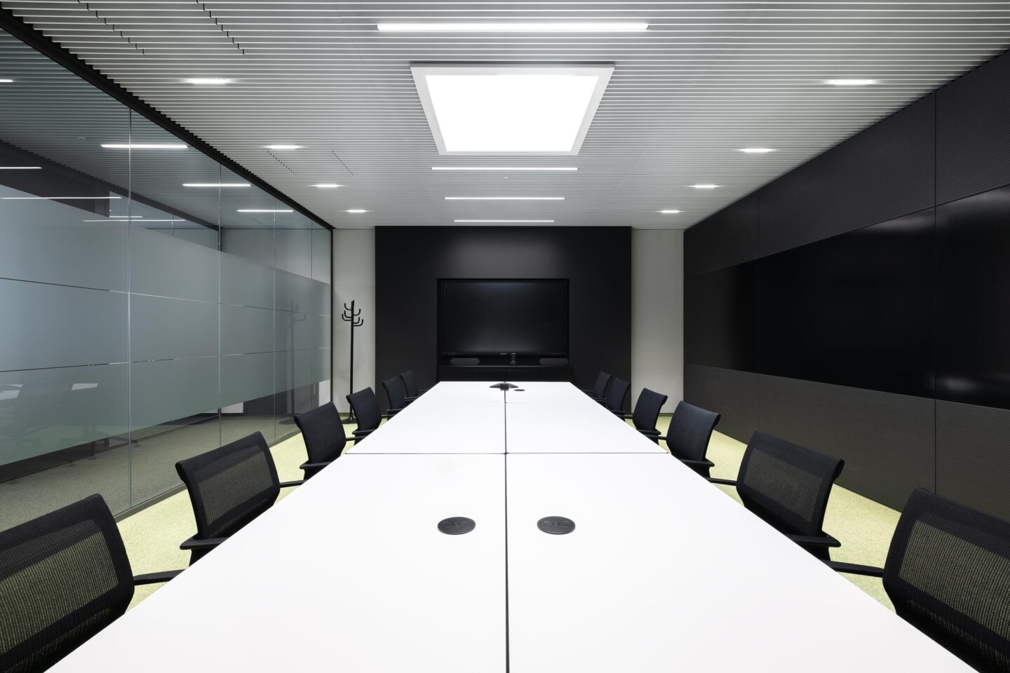 Konferenzraum mit beschreibbaren, maßgefertigten feco Blackboards an einer Systemwand.