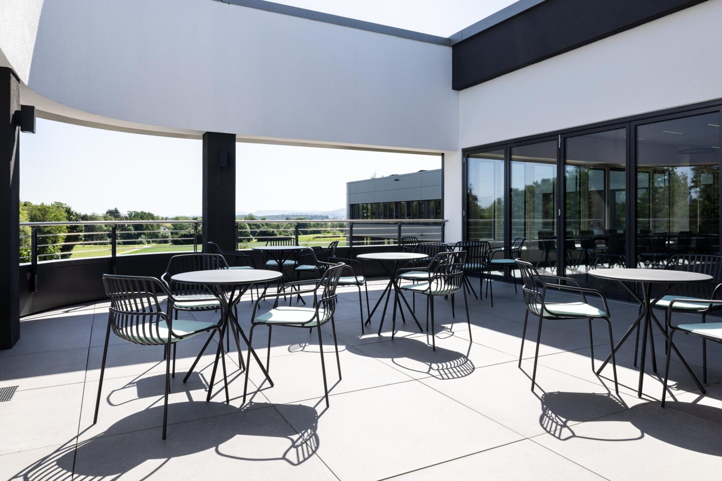 Moderne Dachterrasse der Arnold Group in Aichtal mit filigranen Brunner Crona Steel Outdoor-Stühlen