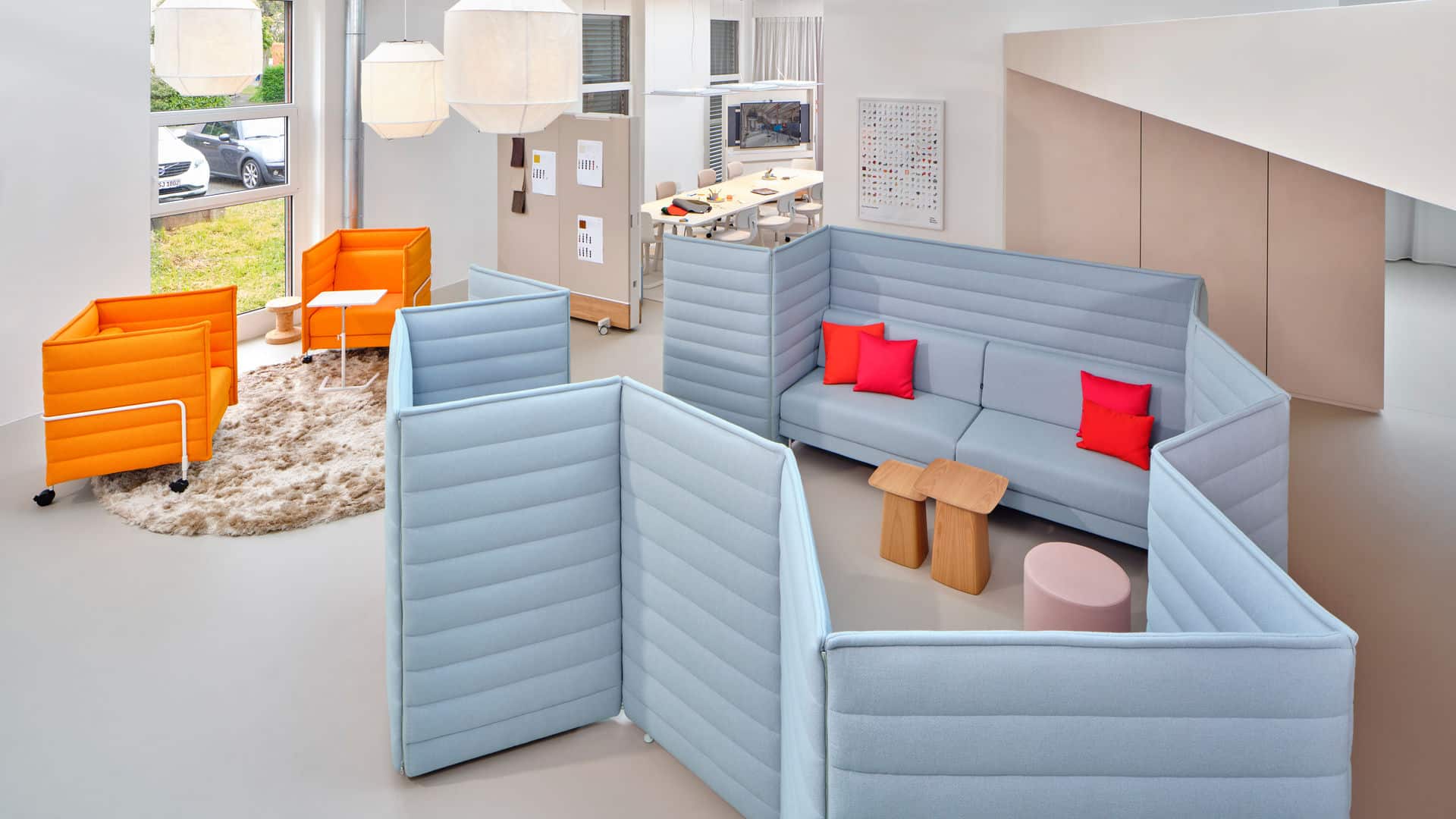 Vitra Alcove Plus 2-Seater Open Space Büro Inspiration feco Designshop Vitra Alcove Plus 2-Seater Sofa als Akustiknische im Open Space Büro präsentiert vom feco Designshop