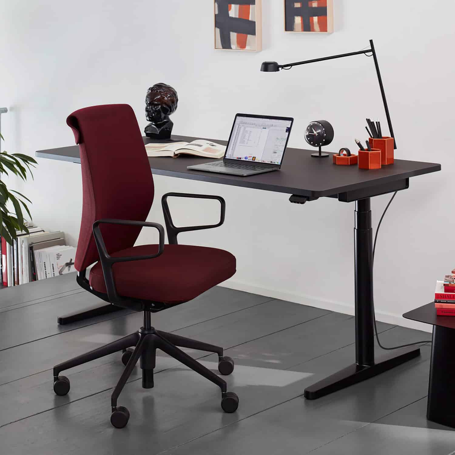 Vitra ID Cloud Einzelarbeitsplatz Inspiration feco Designshop Vitra ID Cloud Bürodrehstuhl an einem modernen Einzelarbeitsplatz im Büro präsentiert vom feco Designshop