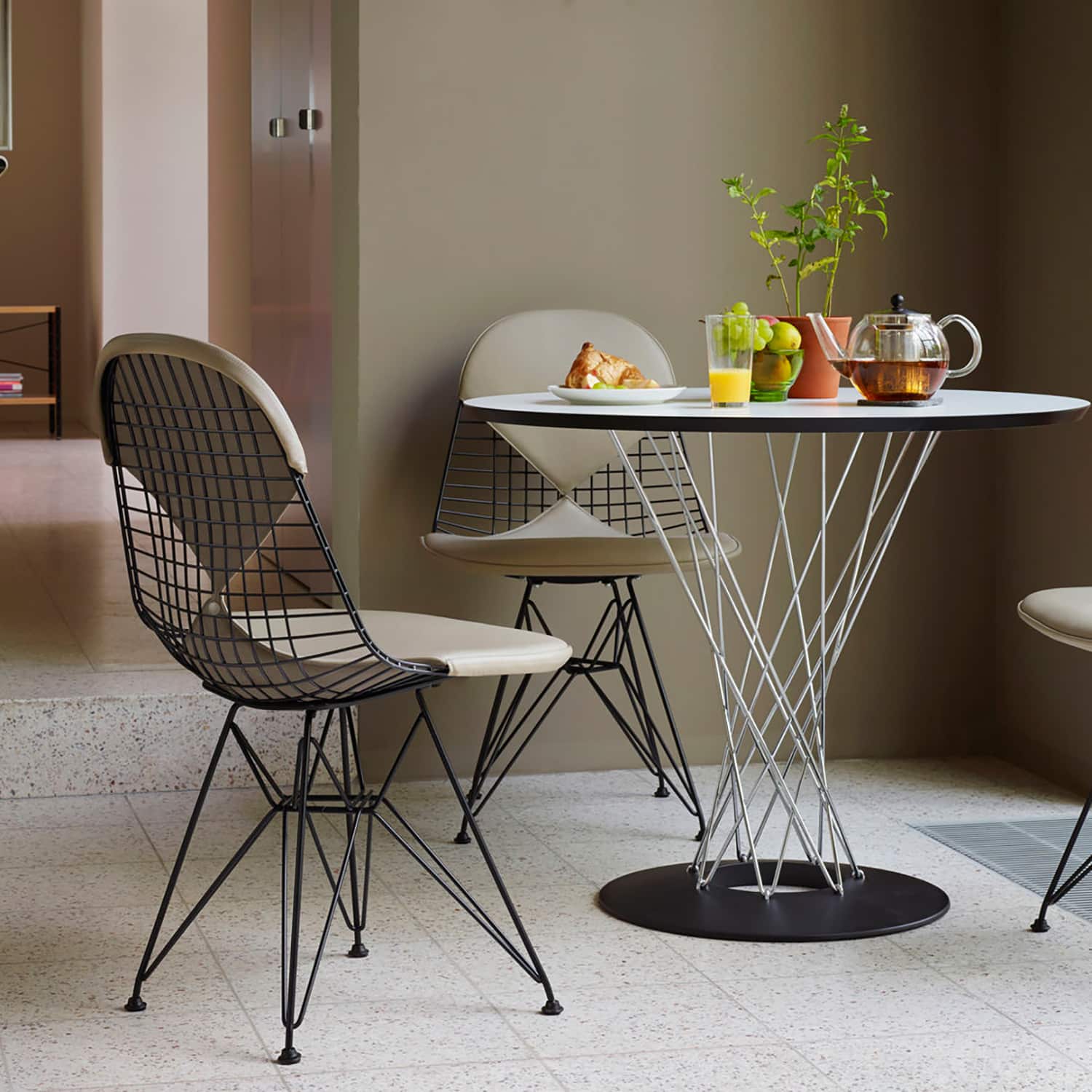 Vitra Wire Chair DKR Esszimmer Inspiration feco Designshop Vitra Wire Chair DKR Stühle an einem modernen Esstisch präsentiert vom feco Designshop