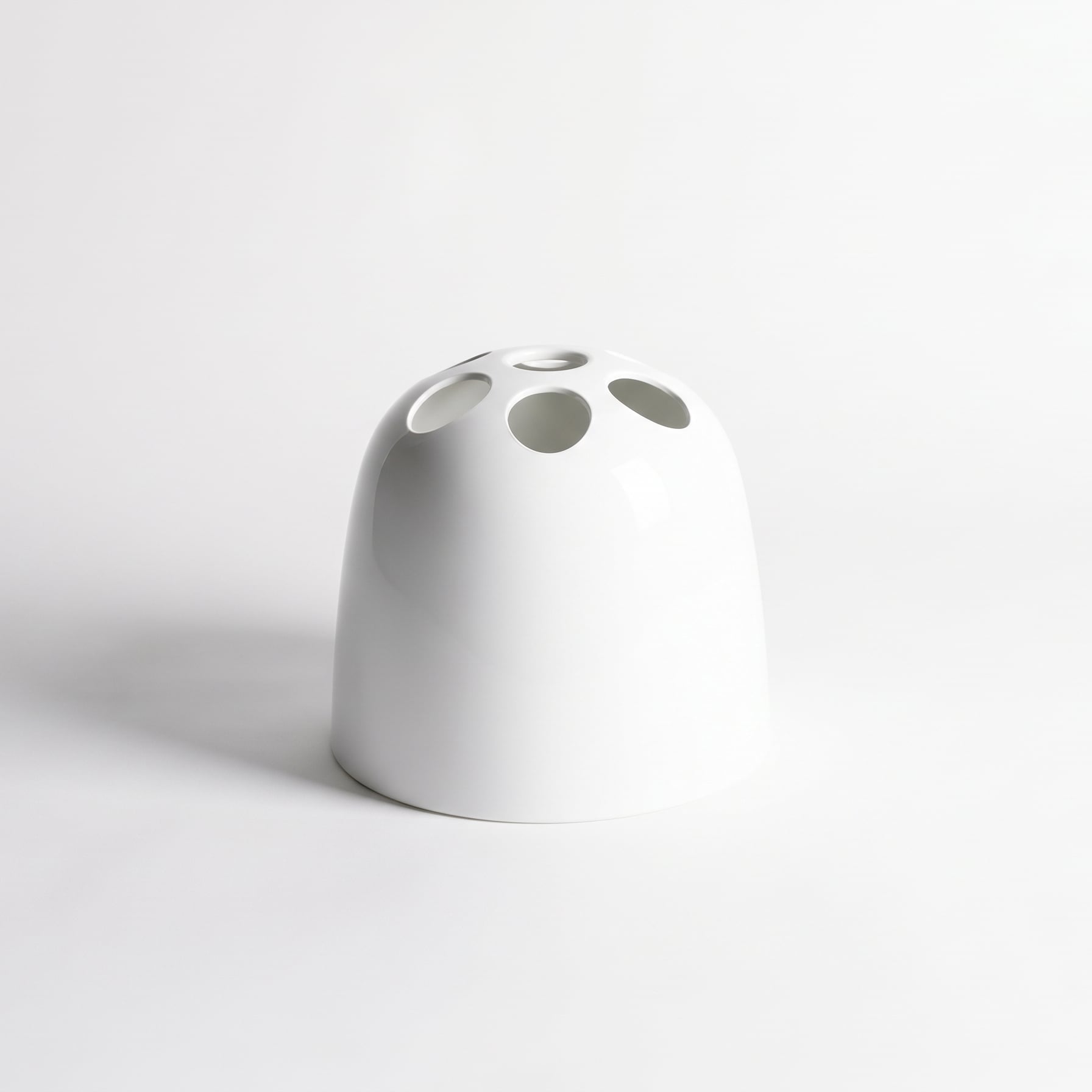 artemide-dedalo-schirmstaender-weiss Weißer Artemide Dedalo Schirmständer im Freisteller auf hellem Hintergrund