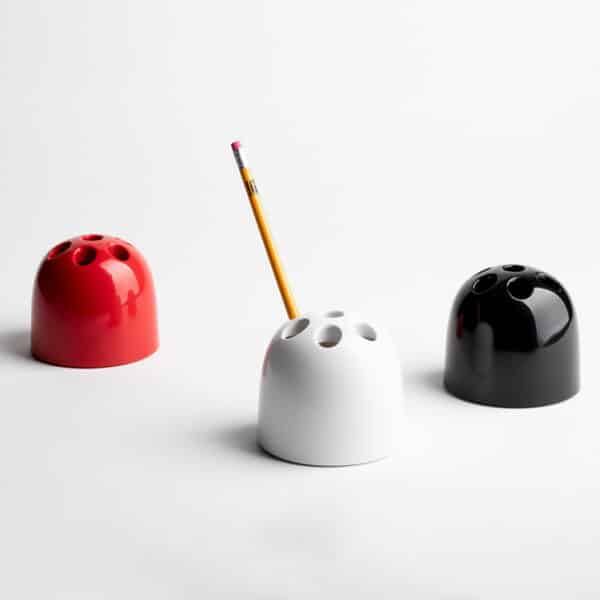 Artemide Dedalino Stiftehalter in Rot, Weiß und Schwarz im Ensemble mit Bleistift
