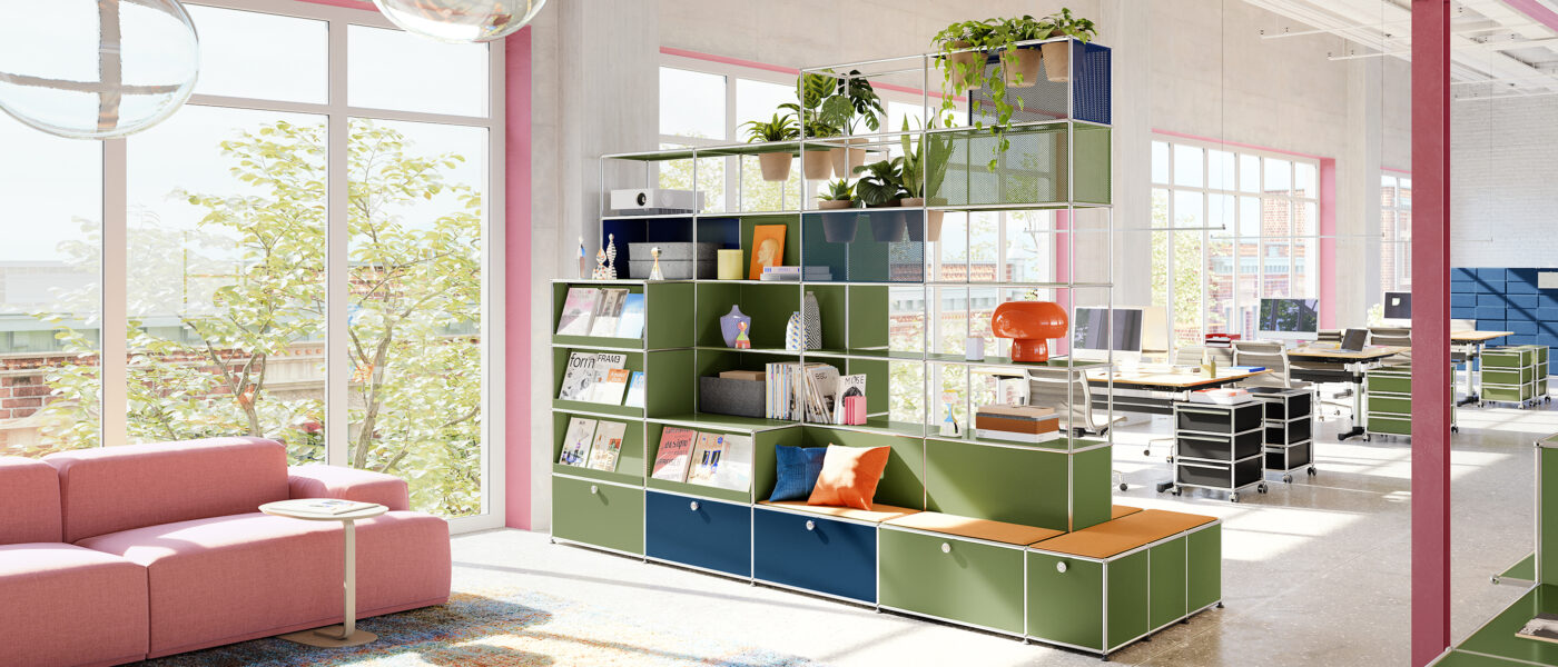 Modulares USM Haller Regalsystem als begrünter Raumteiler mit integrierter Sitzbank in der Büro-Lounge
