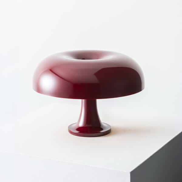 Artemide Nessino Tischleuchte in Bordeaux Rot aus der Ruby Red Collection