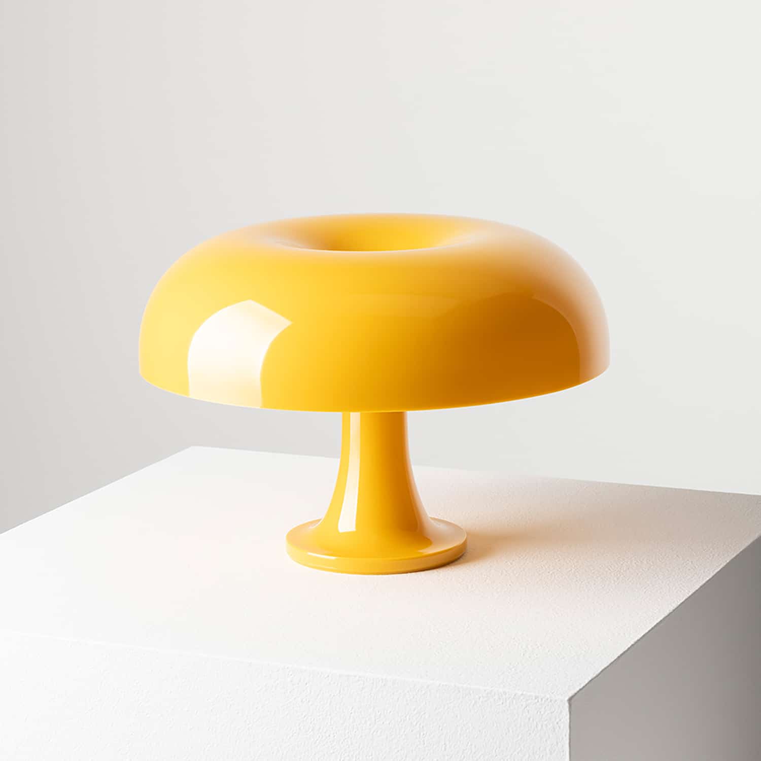 artemide-nessino-tischleuchte-gelb-giallo Gelbe Artemide Nessino Tischleuchte Giallo im Dreiviertelprofil