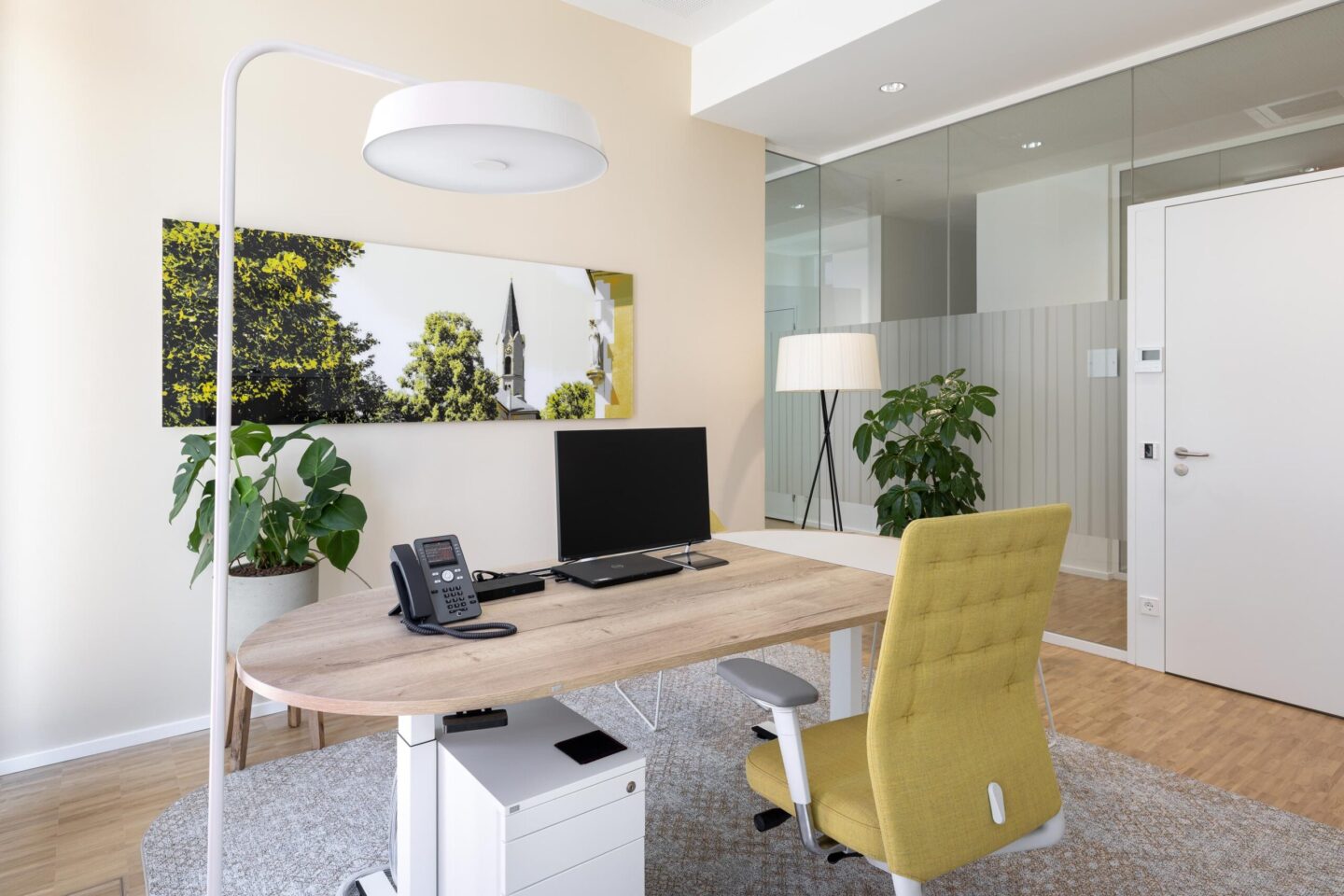 Beratungszimmer mit gelbem Stuhl, ovalem Holztisch und feingliedriger feco Flurglaswand in Rheinstetten