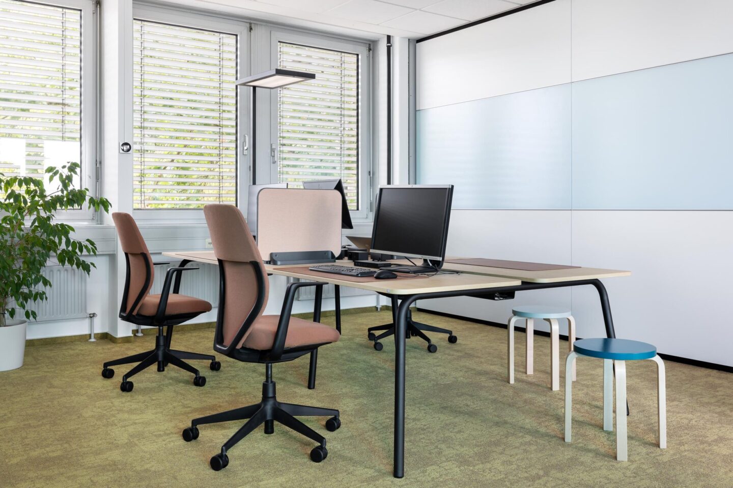 Ergonomische Arbeitsplätze im CTDI Büro Malsch mit höhenverstellbaren Schreibtischen und Bürostühlen