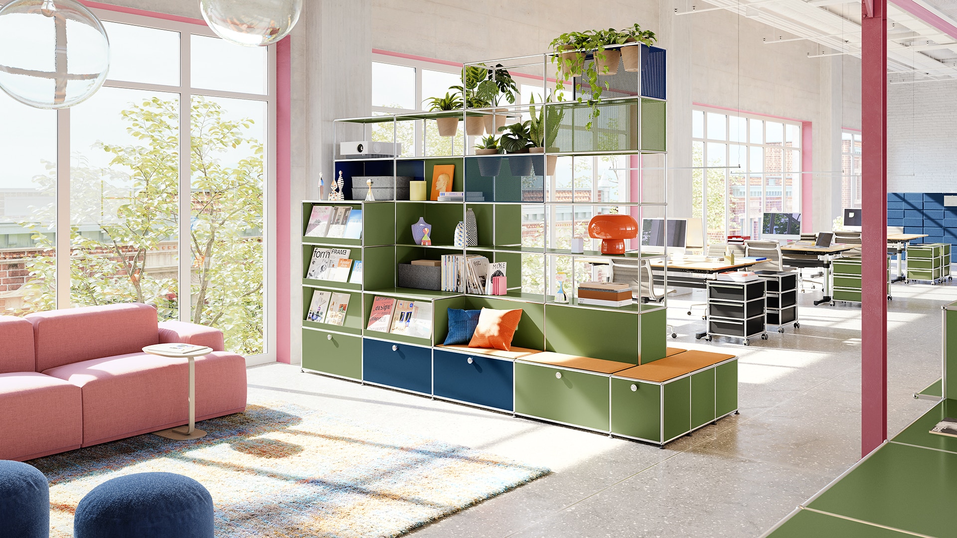 Modulares USM Haller Regalsystem als begrünter Raumteiler mit integrierter Sitzbank in der Büro-Lounge